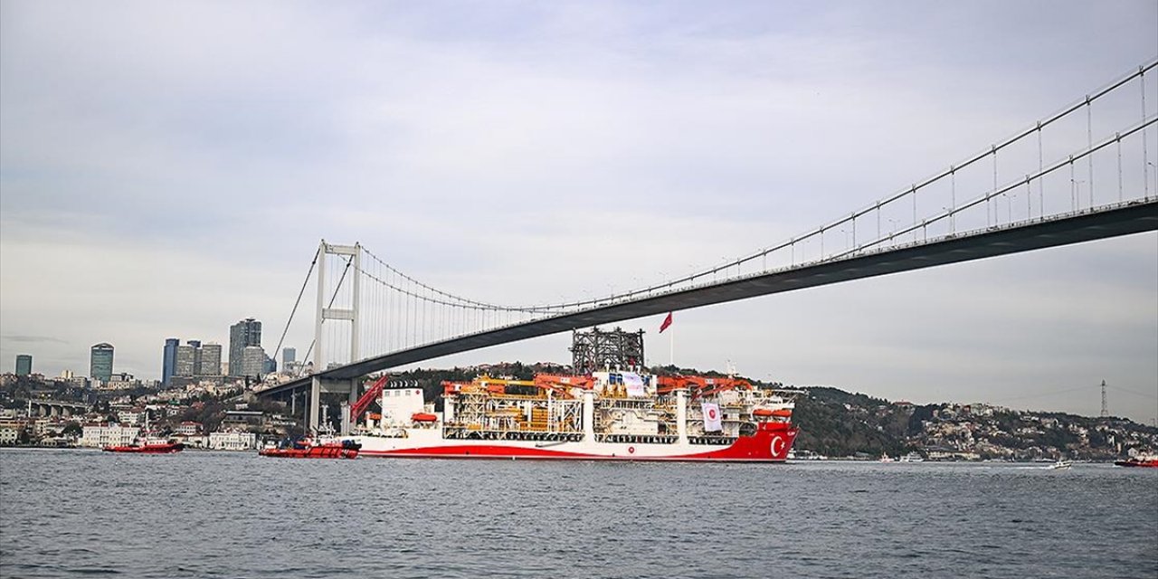 Türkiye'nin Enerji Filosuna Eklenen Ultra Derin Deniz Sondaj Gemisi "Yıldırım" İstanbul Boğazı'ndan Geçti