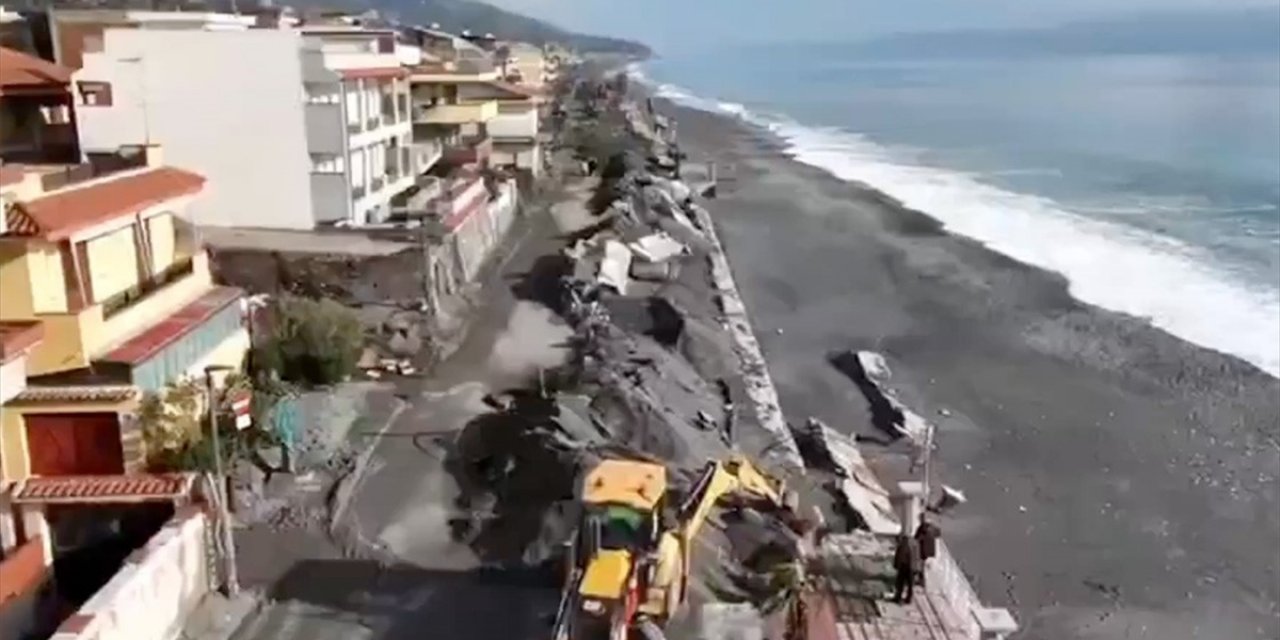 İtalya'da Toprak Kayması Sebebiyle Yaklaşık 1000 Kişi Tahliye Edildi