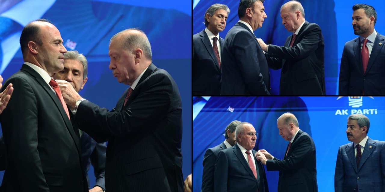 Cumhurbaşkanı Erdoğan, AK Parti'ye Katılan Belediye Başkanlarına Rozetlerini Taktı