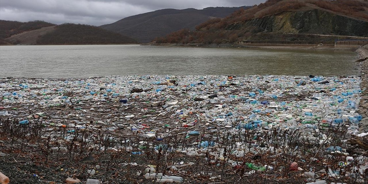 Kosova’da Badovc Baraj Gölü’nün Yüzeyi Çöp ve Atıklarla Kaplandı