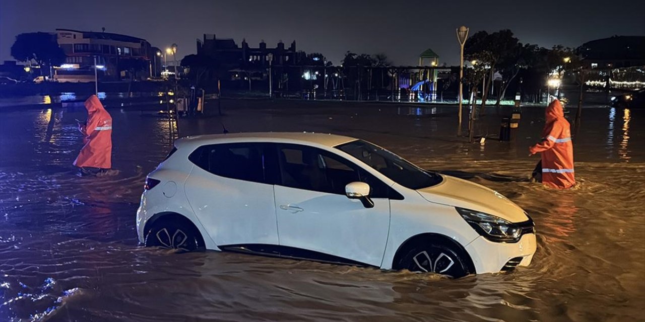 Antalya'da Etkili Olan Fırtına ve Hortum Bazı Ev, Sera Ve Araçlara Zarar Verdi