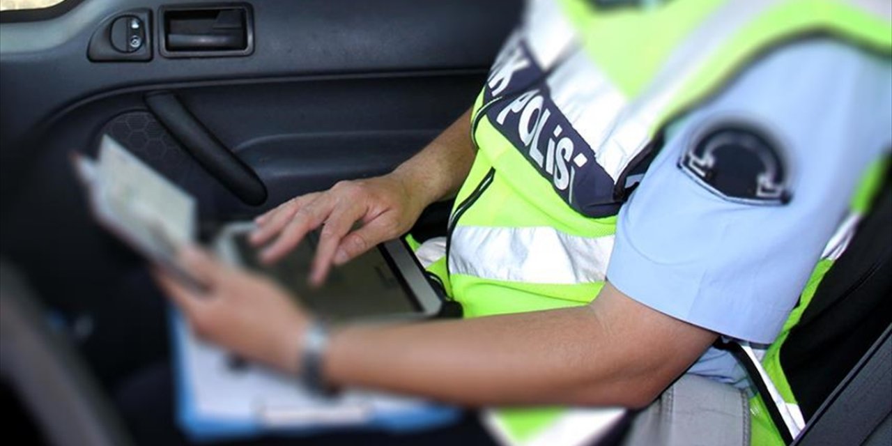 İzmir'de Trafik Tartıştığı Kişiye Saldıran Sürücünün Ehliyetine 2045 Yılına Kadar El Konuldu