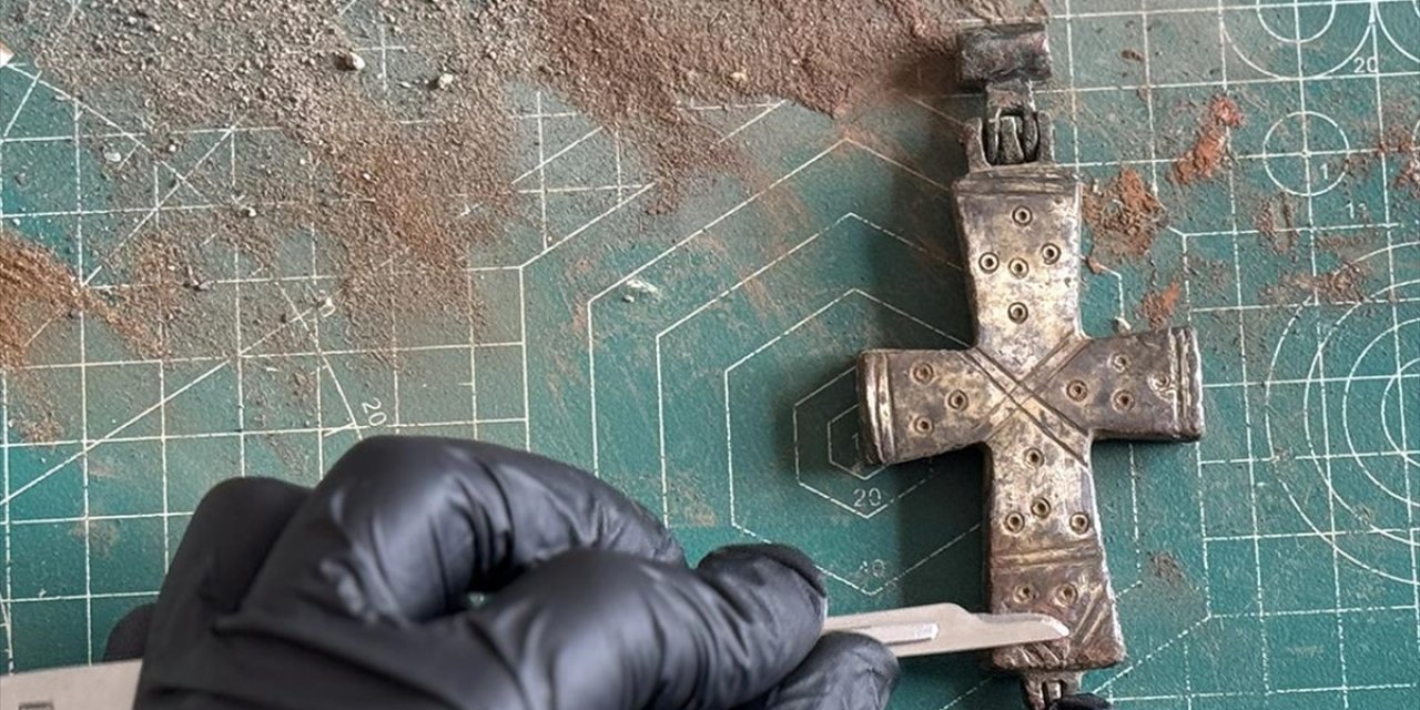 Listra Antik Kenti'ndeki Kazıda Bulunan "Mühürlenmiş Bronz Haç" Restore Edildi