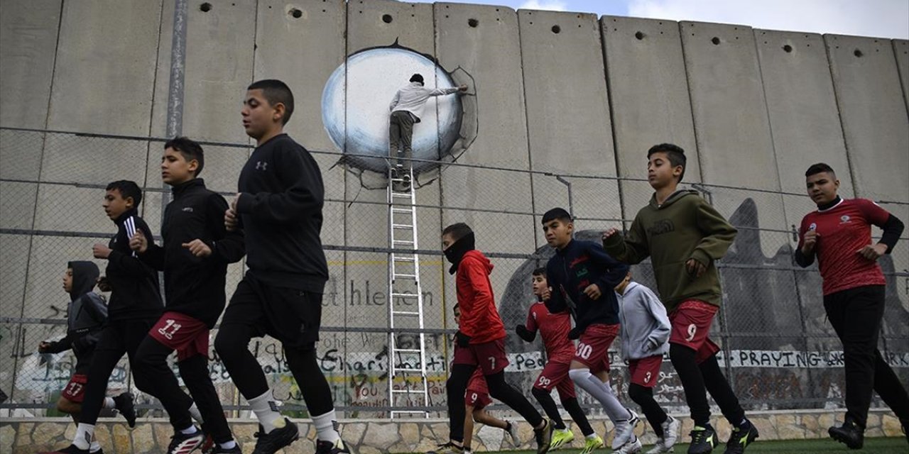 Filistinliler, Batı Şeria'daki Ayida Mülteci Kampı’nda Bulunan Stadyumun Yıkım Tehdidine Sanatla Direniyor