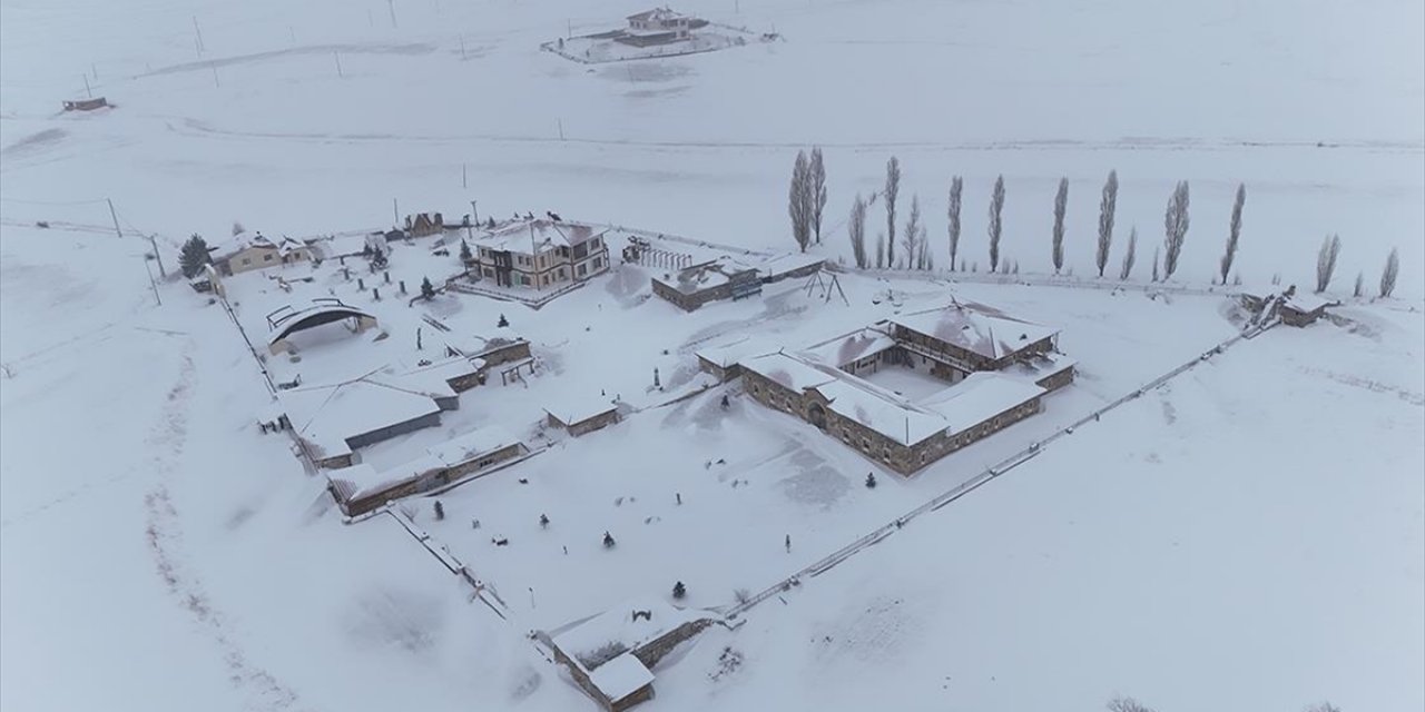 Bayburt'taki Kenan Yavuz Etnografya Müzesi Beyaz Örtüyle Kaplandı