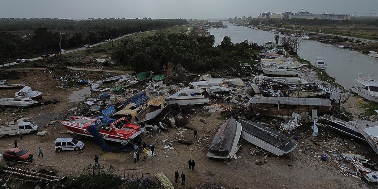 Antalya'nın Aksu İlçesinde Çıkan Hortumda Bir Kişi Yaralandı, Tekneler Zarar Gördü