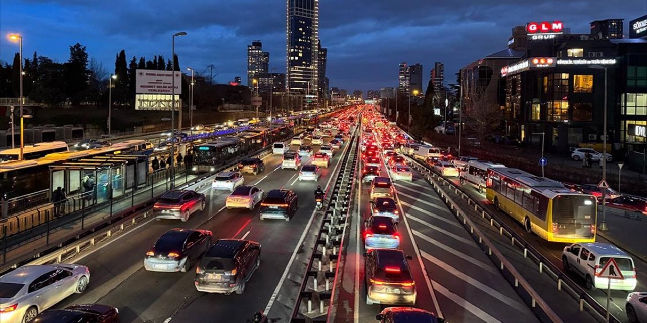 İstanbul'da Akşam Saatlerinde Trafik Yoğunluğu Yüzde 85'e Çıktı
