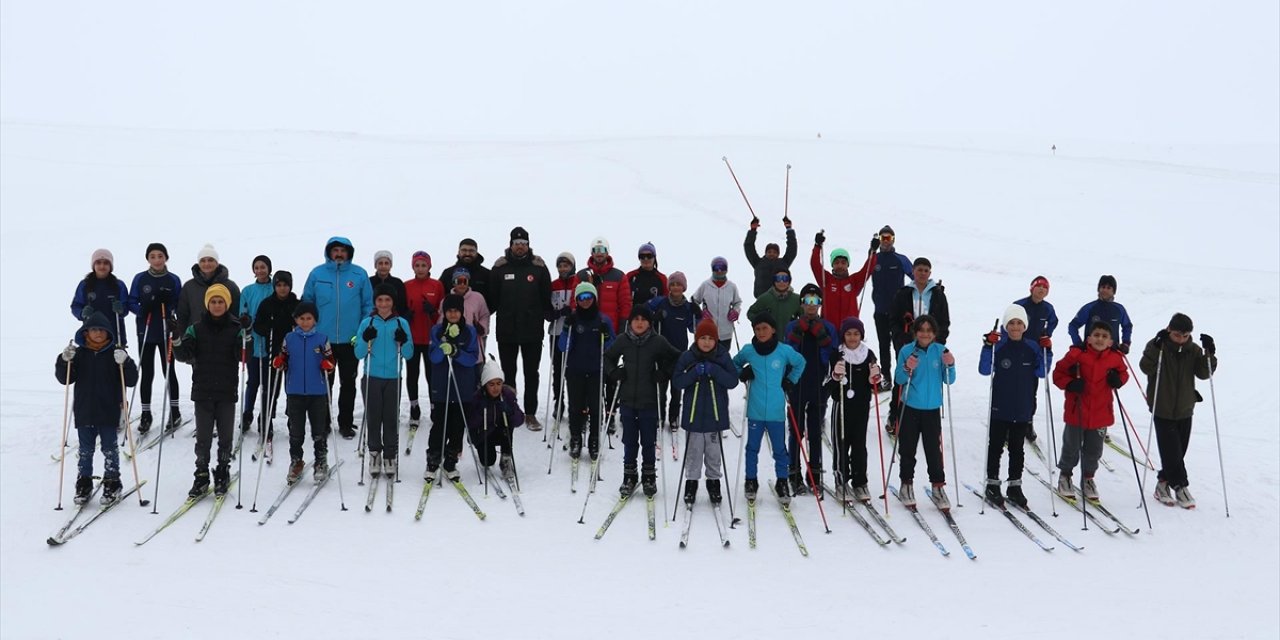 Kayaklı Koşu Sporcuları Karlı Dağlarda Müsabakalara Hazırlanıyor