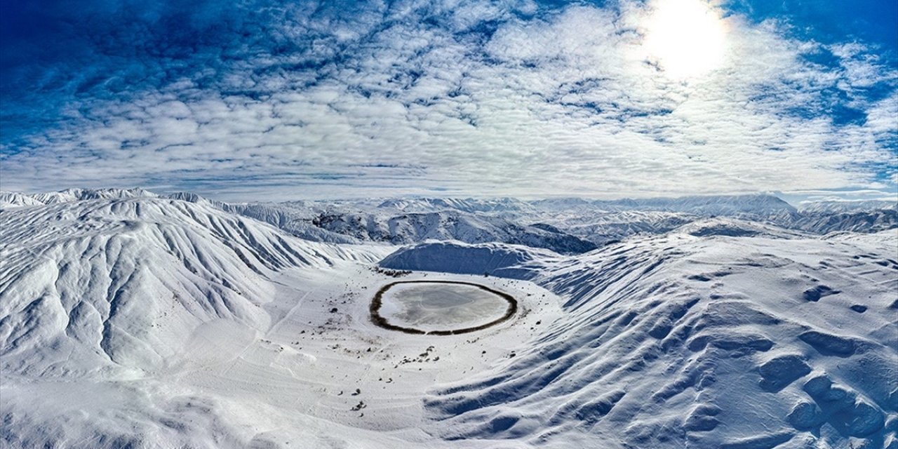 Erzincan'da Beyaz Örtüyle Kaplanan Polat Gölü Havadan Görüntülendi