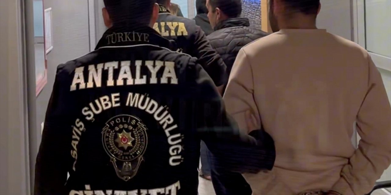 Bakan Yerlikaya, Antalya'da 10 Yıl Önce İşlenen Faili Meçhul Kadın Cinayetinin Aydınlatıldığını Duyurdu