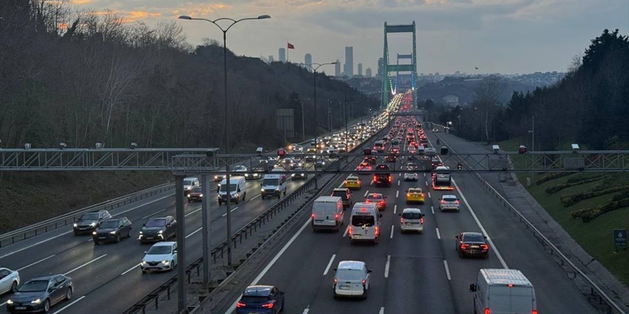 İstanbul'da Akşam Saatlerinde Trafik Yoğunluğu Yüzde 85'e Çıktı