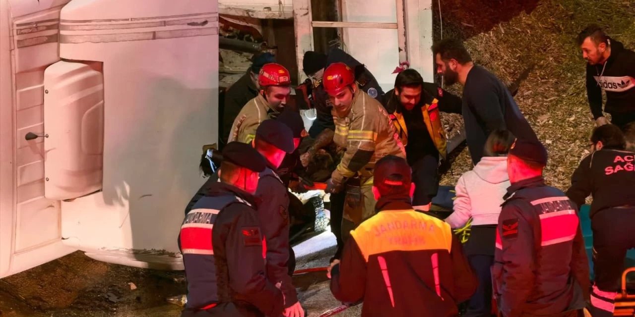 Korkunç Kaza! Talaş Yüklü TIR Devrildi: Ölü Var