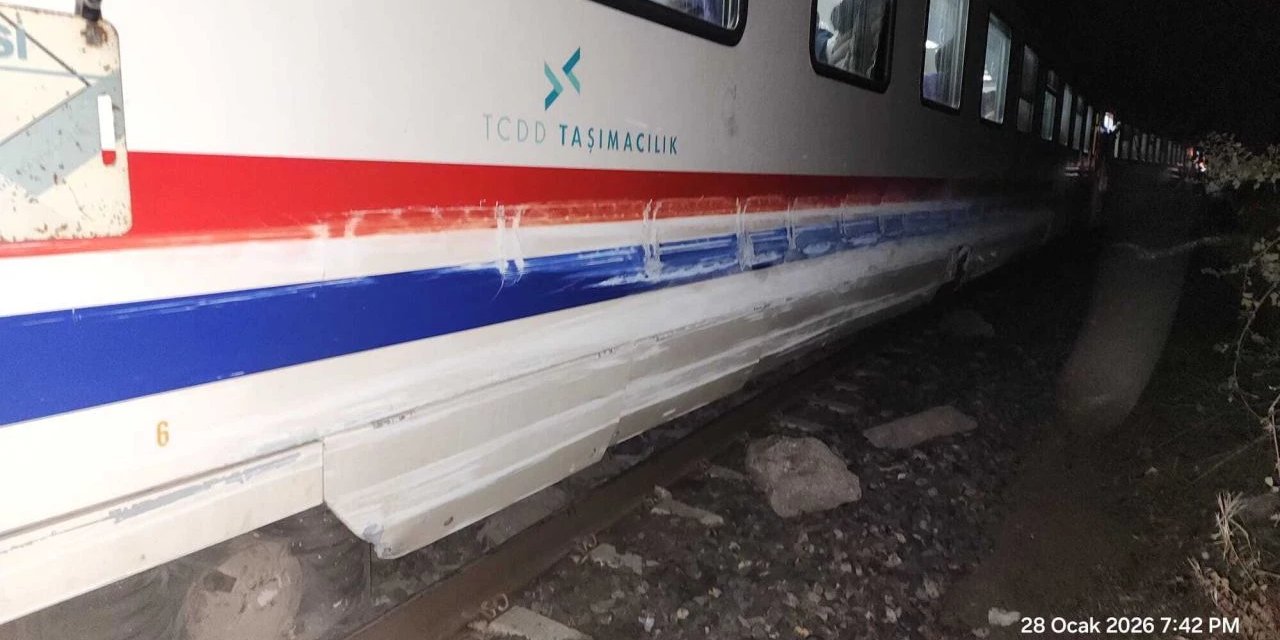 Yolcular Büyük Panik Yaşadı! Toprak Kaydı, Tren Bir Anda Raydan Çıktı