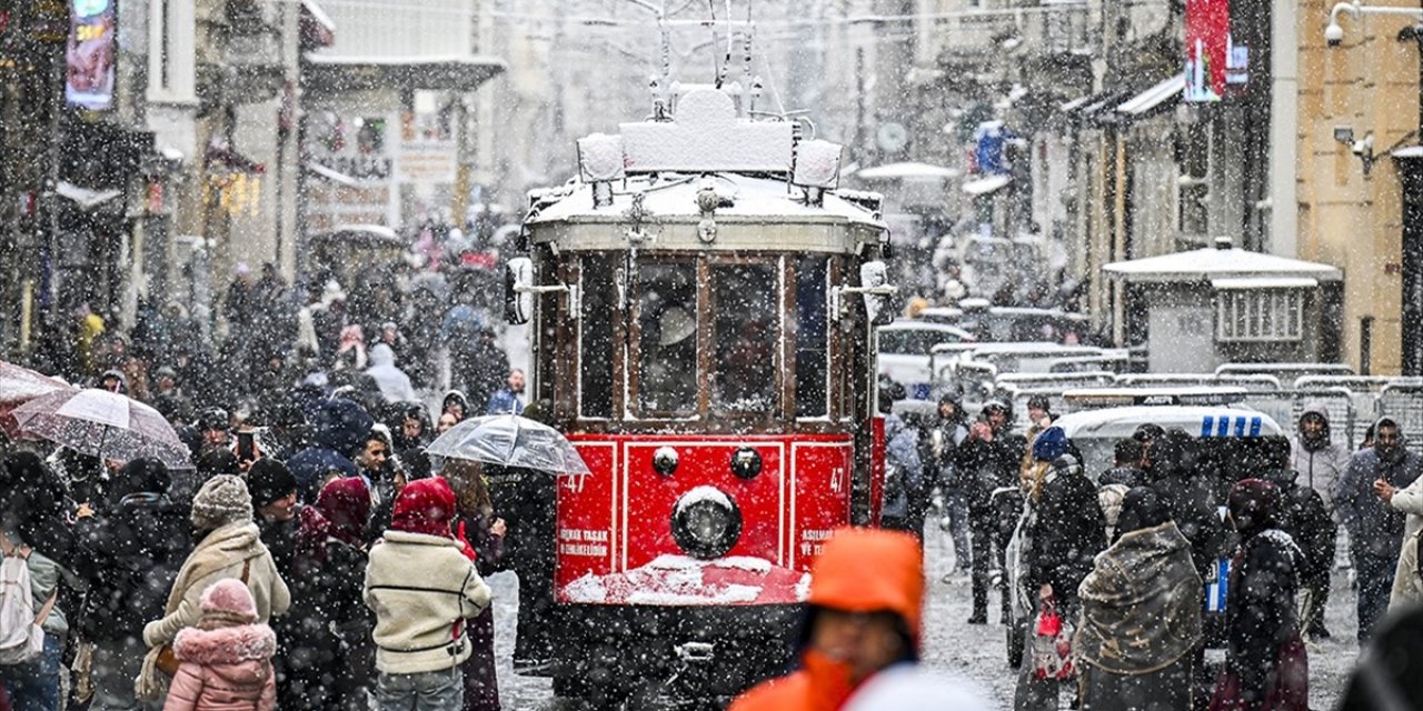 Akom, İstanbul'da 2-3 Şubat'ta Kar ve Karla Karışık Yağmur Beklendiğini Bildirdi