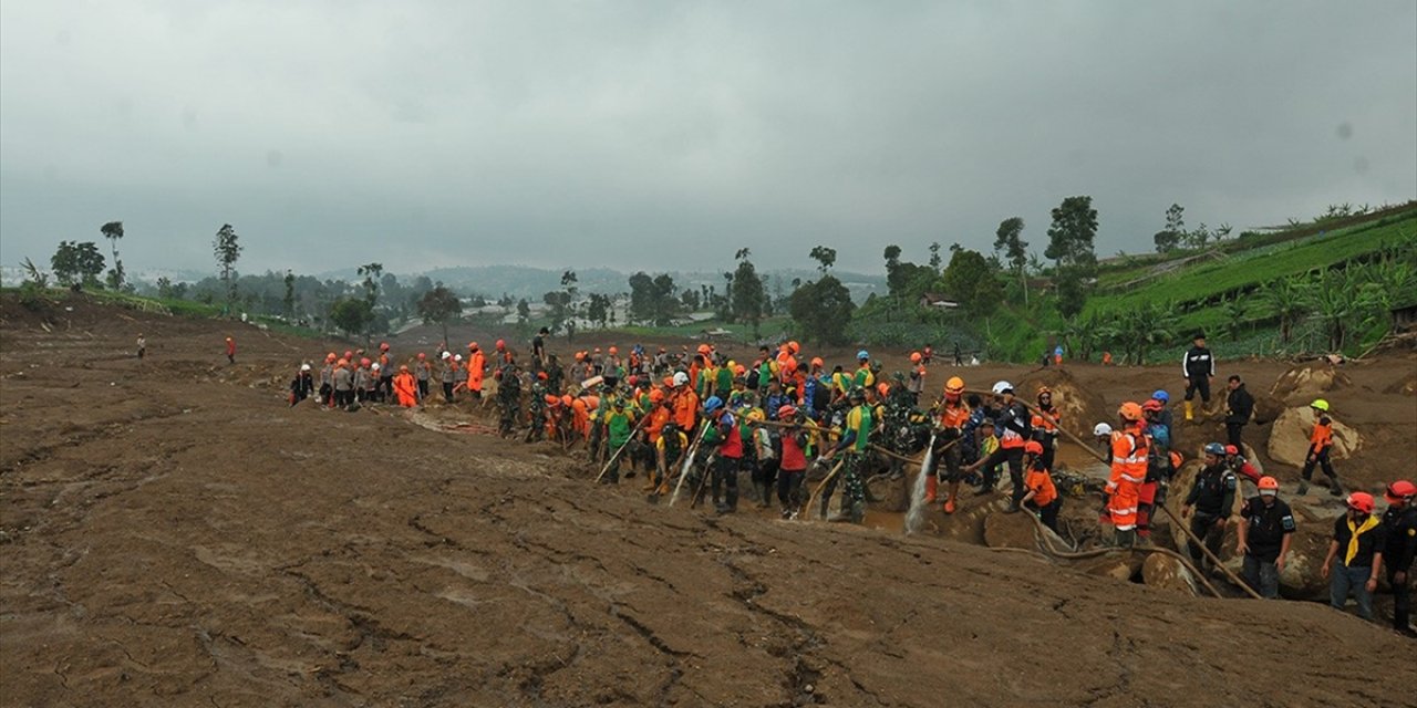 Endonezya'daki Toprak Kaymasında Hayatını Kaybedenlerin Sayısı 53'e Yükseldi