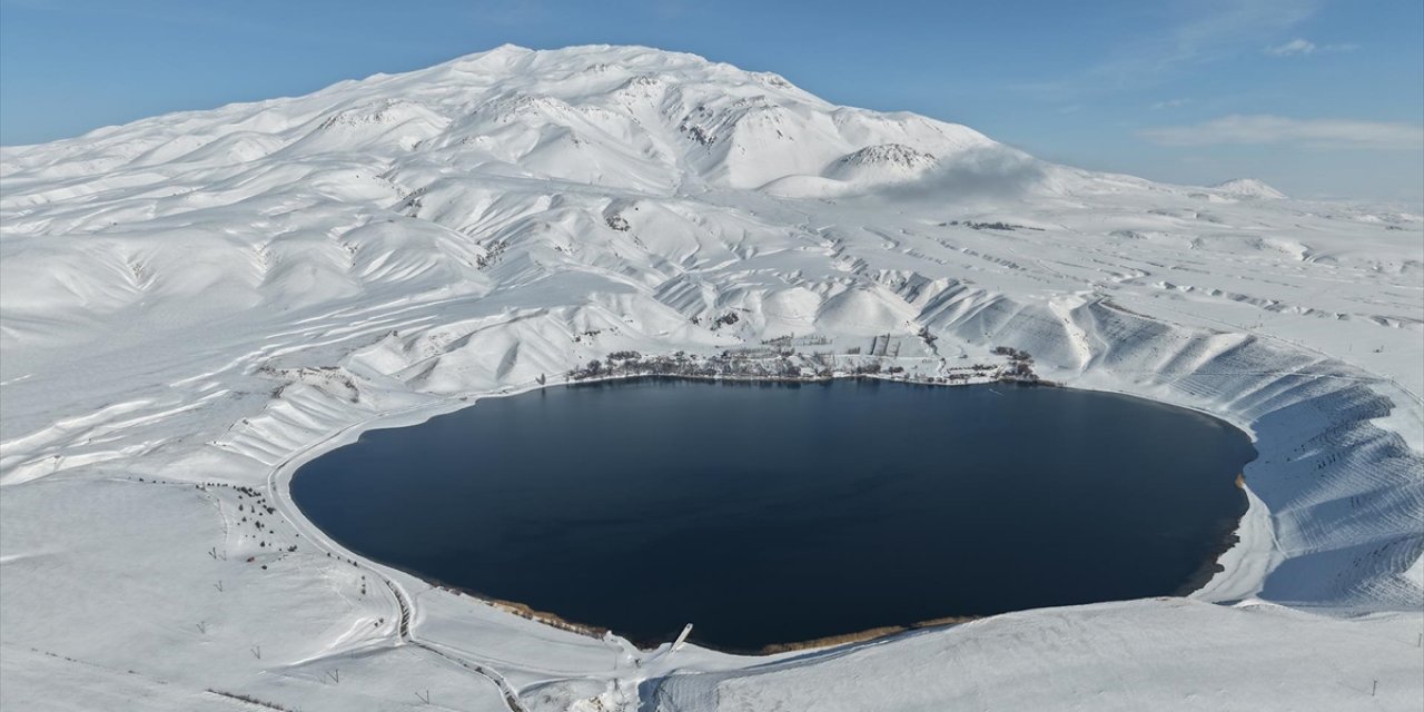 Karla Kaplı Süphan Dağı ve Aygır Gölü'nün Çevresi Dronla Görüntülendi
