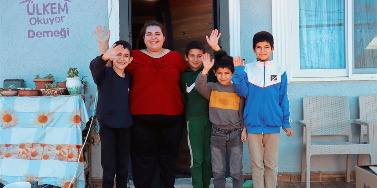Depremzede Kadın, Terzilik Yaparak Engelli Babası, Oğlu ve 3 Kardeşine Bakıyor