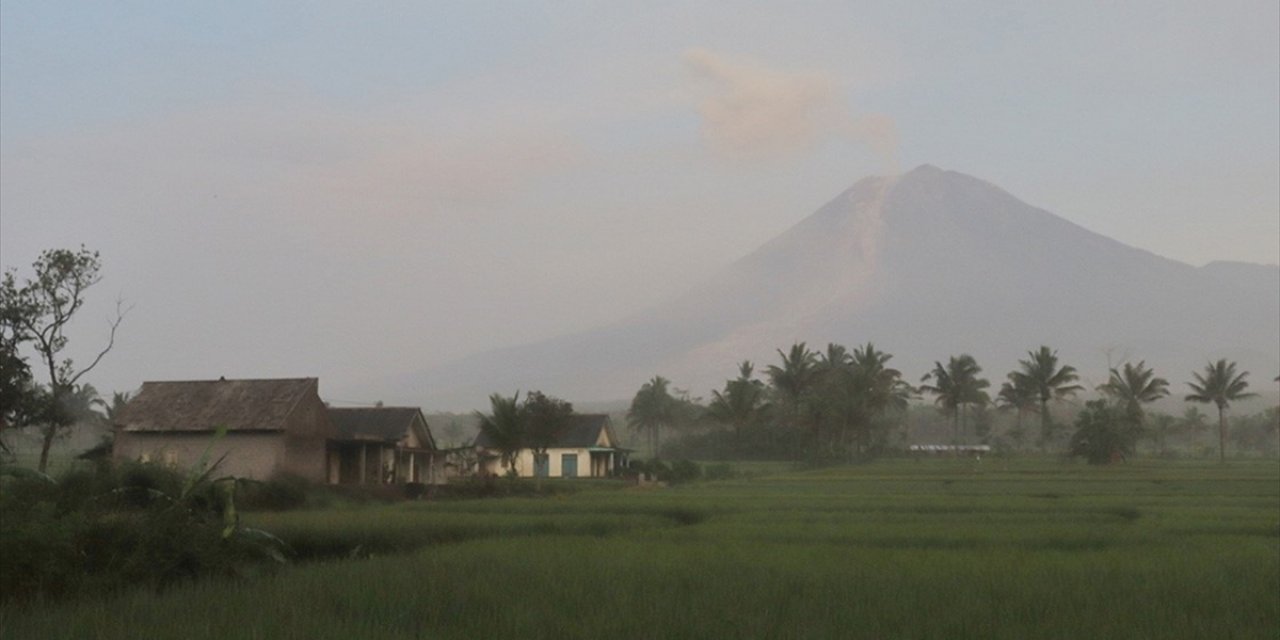 Endonezya'daki Semeru Yanardağı'nda 2 Patlama Meydana Geldi