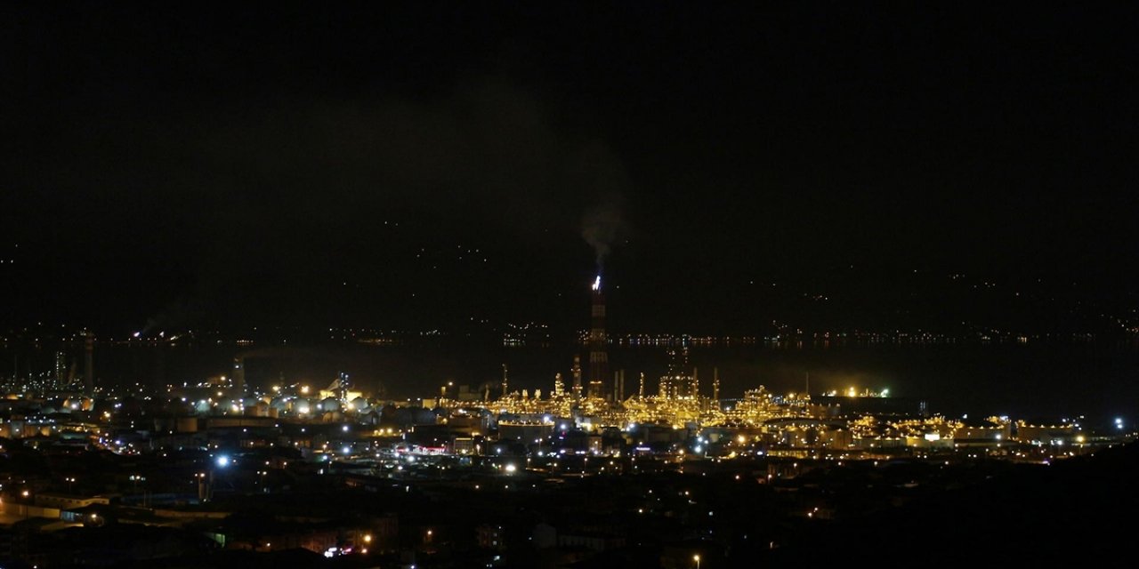 Tüpraş İzmit Rafinerisi'ndeki Yangının Kontrol Altına Alındığını Bildirdi