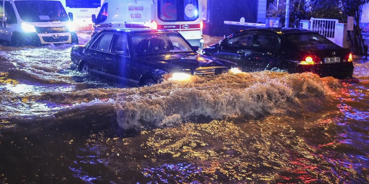 İzmir'de Kuvvetli Sağanak ve Fırtına Yaşamı Olumsuz Etkiledi