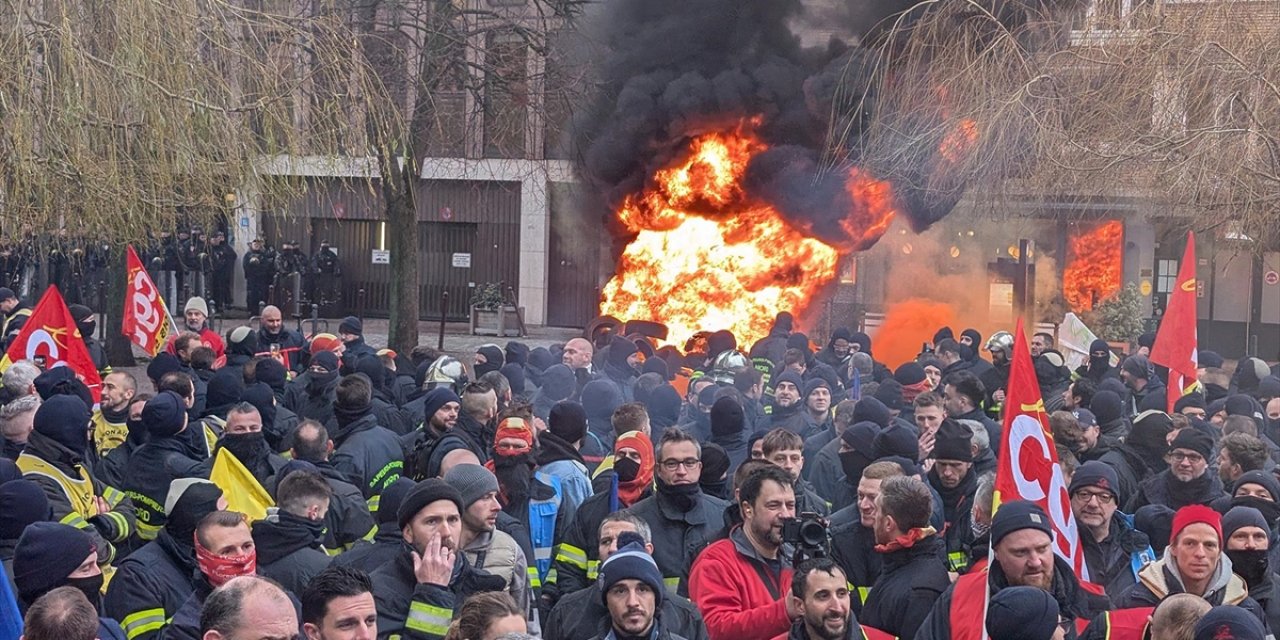 Fransa'da Çalışma Şartlarını Protesto Eden İtfaiyeciler İle Polis Arasında Arbede Çıktı