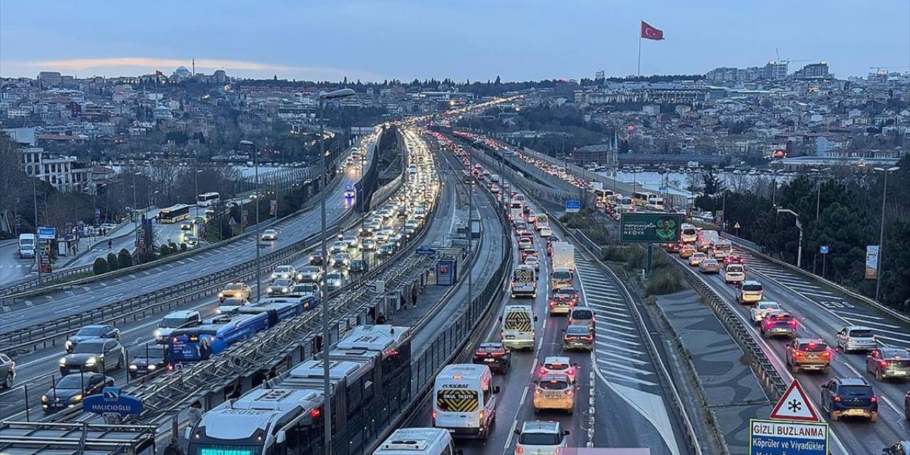 İstanbul'da Akşam Saatlerinde Trafik Yoğunluğu Yüzde 85'e Çıktı