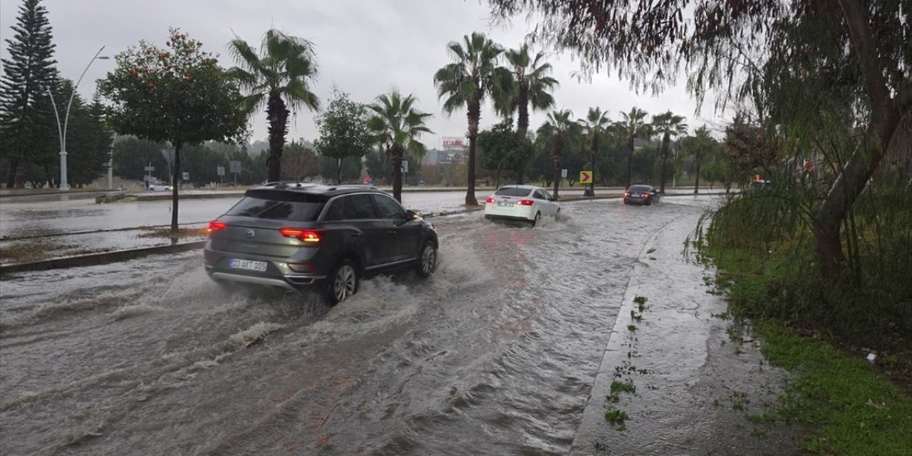 Adana Ve Mersin'de Kuvvetli Yağış Hayatı Olumsuz Etkiledi