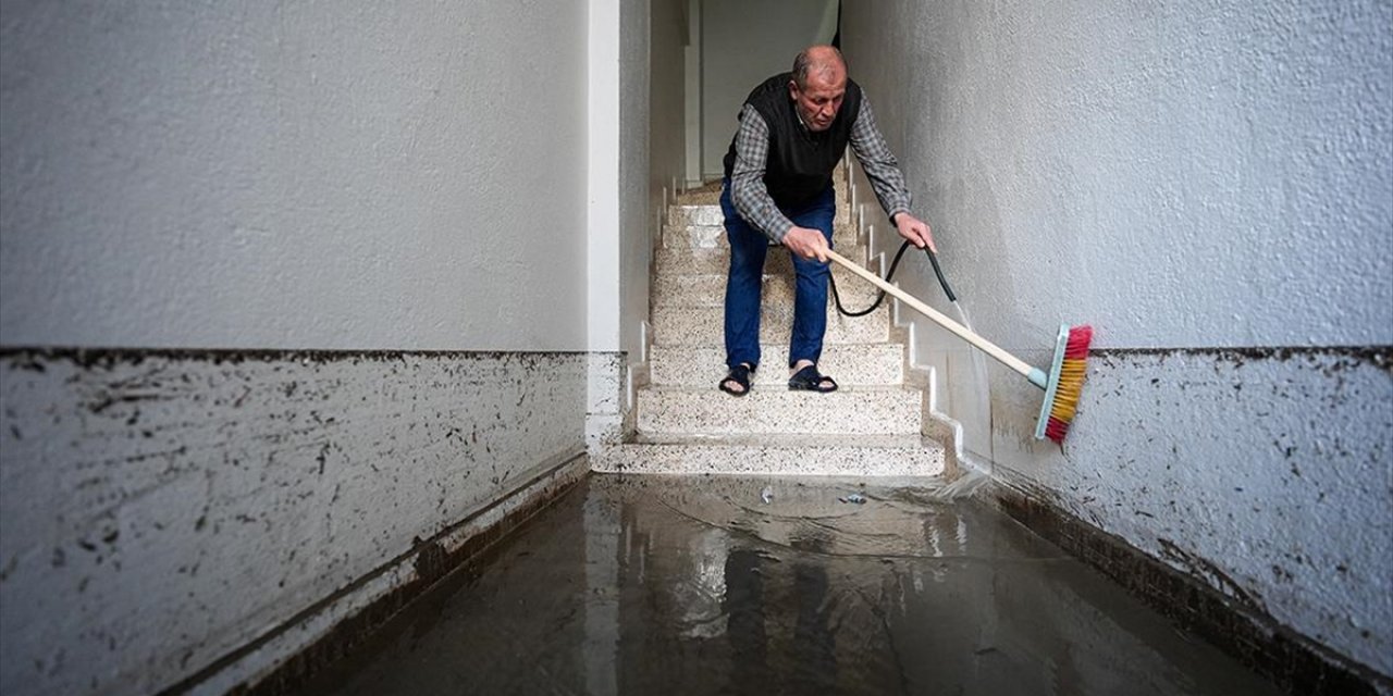İzmir'de Yağmur Nedeniyle Su Basan Ev Ve İş Yerlerinde Temizlik Yapılıyor