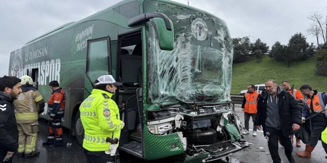 Konyaspor Takım Otobüsü TEM'de TIR İle Çarpıştı! Yaralılar Var