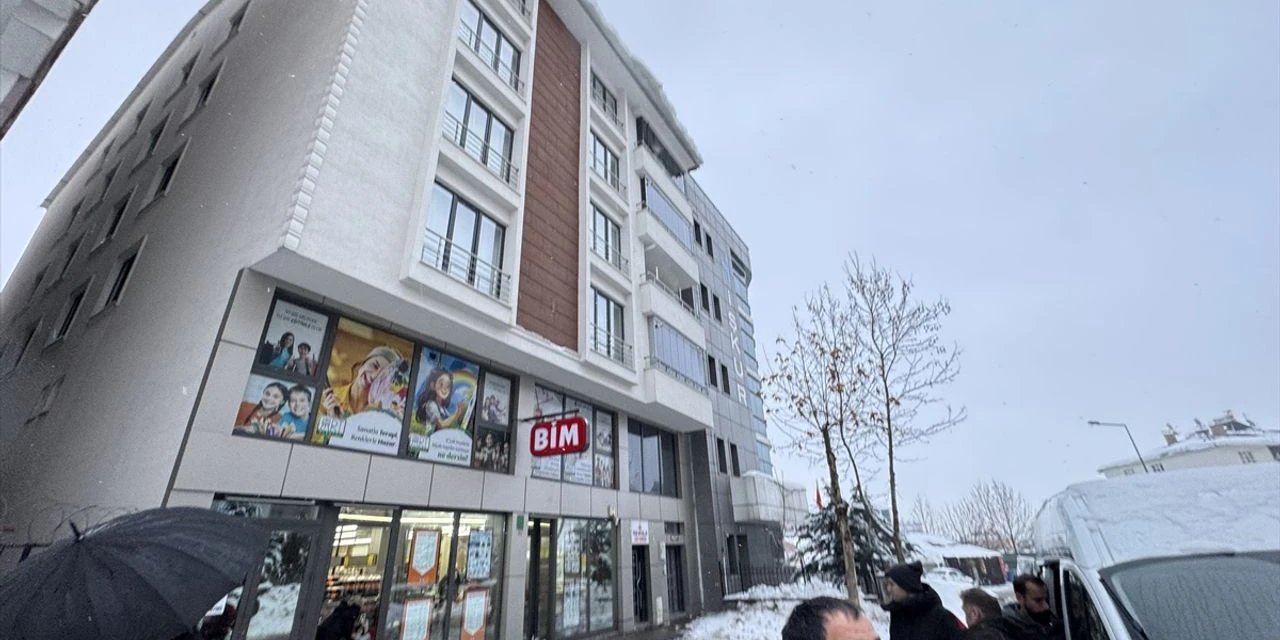 Bingöl'de Üzerine Buzla Karışık Kar Kütlesi Düşen Kadın Hayatını Kaybetti