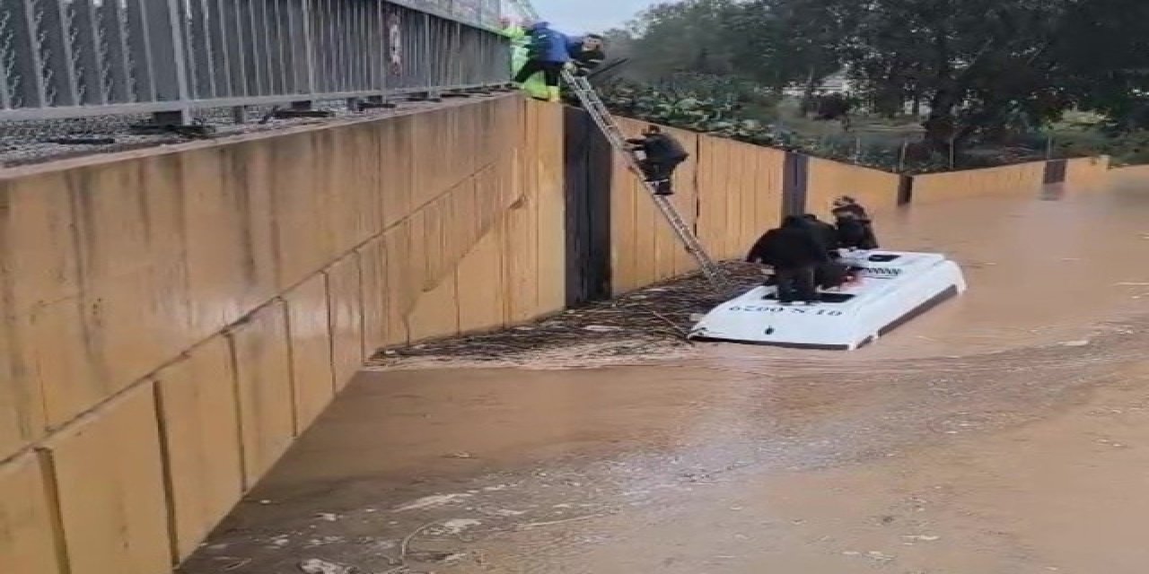 Adana'da Sağanak Sonucu Mahsur Kalan Minibüstekiler Kurtarıldı