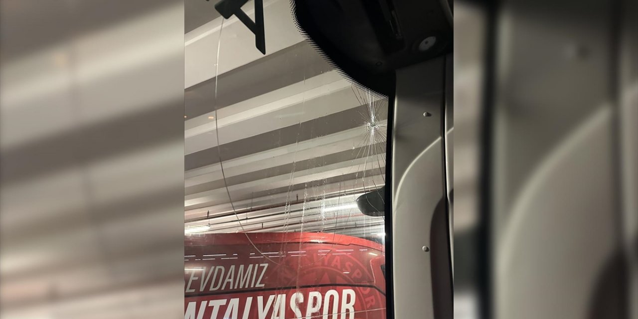 Trabzonspor'un Antalya Deplasmanındaki Takım Otobüsüne Taşlı Saldırı