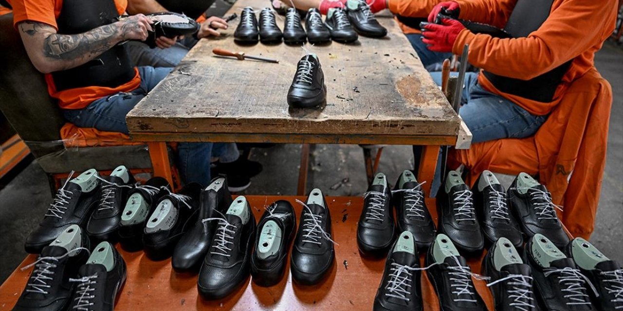 Ayaş Açık Cezaevi'nde Tek Tip Ayakkabıda Günde 1000 Çift Üretiliyor