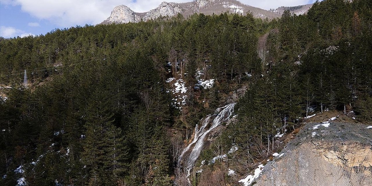 Kastamonu'da Karların Erimesiyle Oluşan "Kar Şelalesi" Görsel Şölen Sunuyor