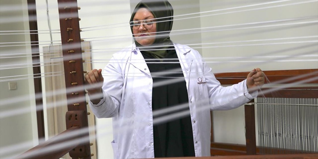 "Saray Kumaşı"nı Atık Gıda Malzemeleriyle Renklendiriyor