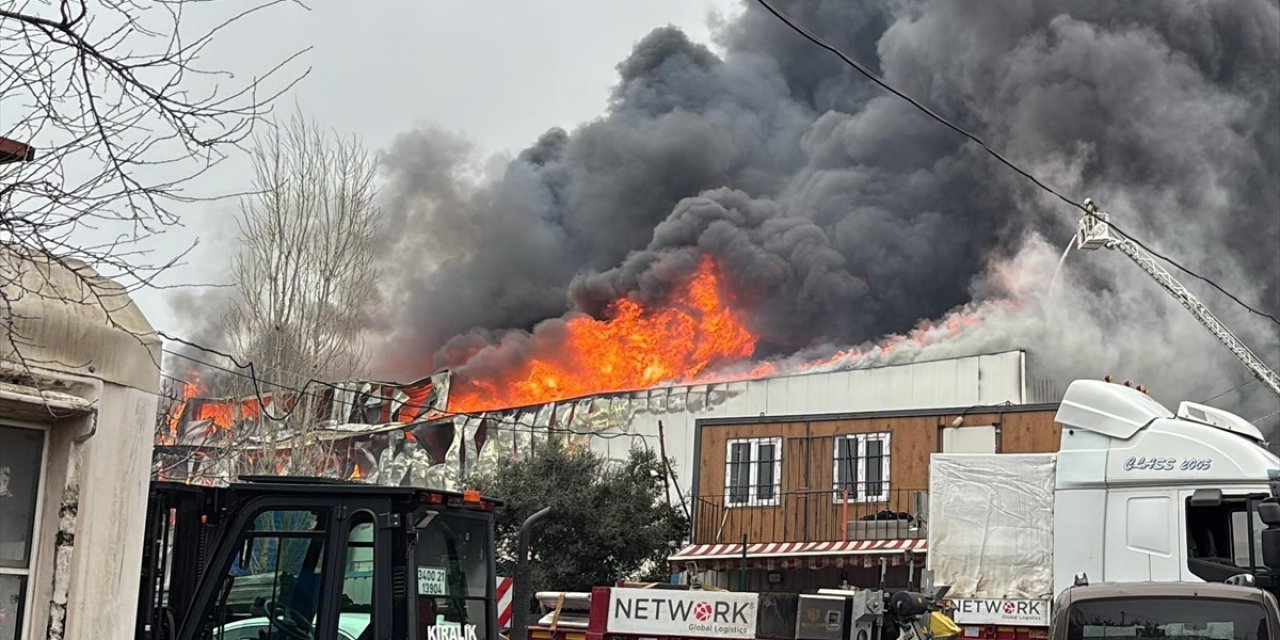 Ataşehir'de İş Yerinde Çıkan Yangına Müdahale Ediliyor
