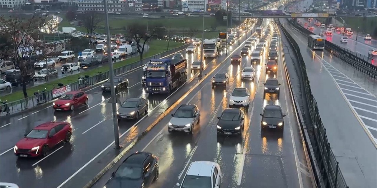 İstanbul'da Akşam Saatlerinde Trafik Yoğunluğu Yüzde 80'e Çıktı