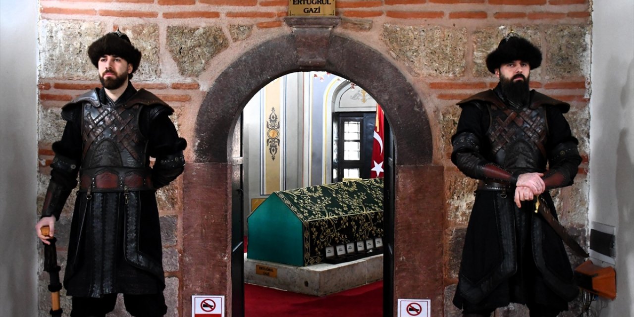 Ertuğrul Gazi Türbesi'nde Saygı Nöbeti Tarihi Dokuya Uygun Şekilde Yenilendi