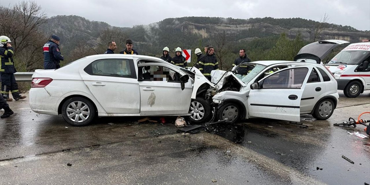 Burdur'da İki Otomobilin Çarpıştığı Kazada 7 Kişi Hayatını Kaybetti