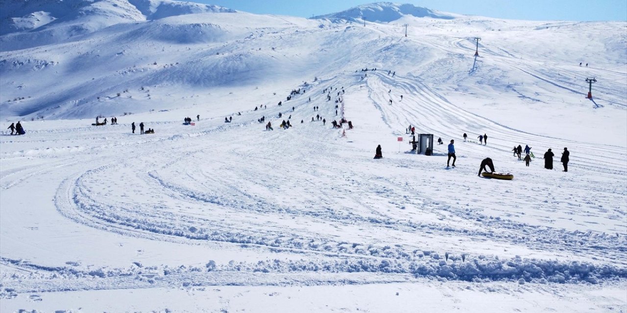Göl Manzaralı Kayak Merkezinde Yarıyıl Tatili Yoğunluğu Yaşandı