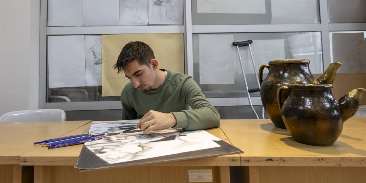 Depremde Kolunu ve Bacağını Kaybeden Genç Resimle Engelleri Aşıyor