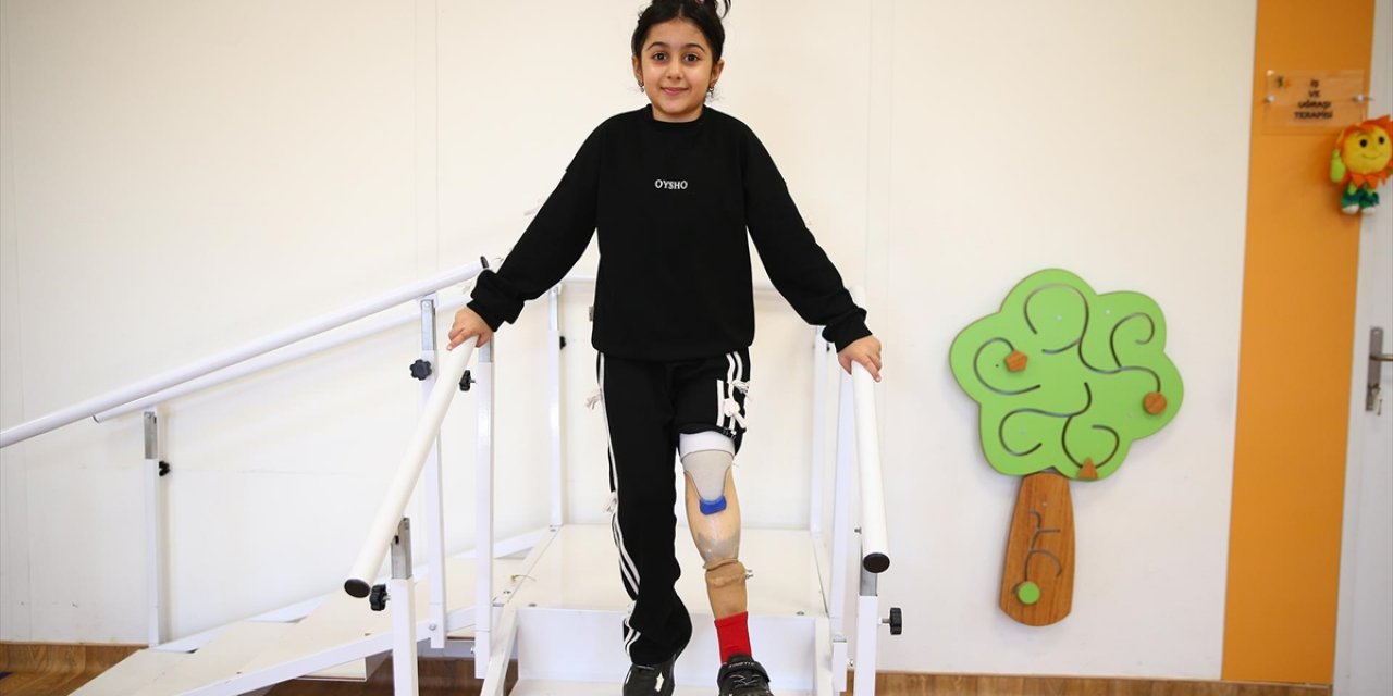 Enkazdan 117 Saat Sonra Kurtarılan Zeliha, Öğretmenlik Hayaline Protez Bacakla İlerliyor