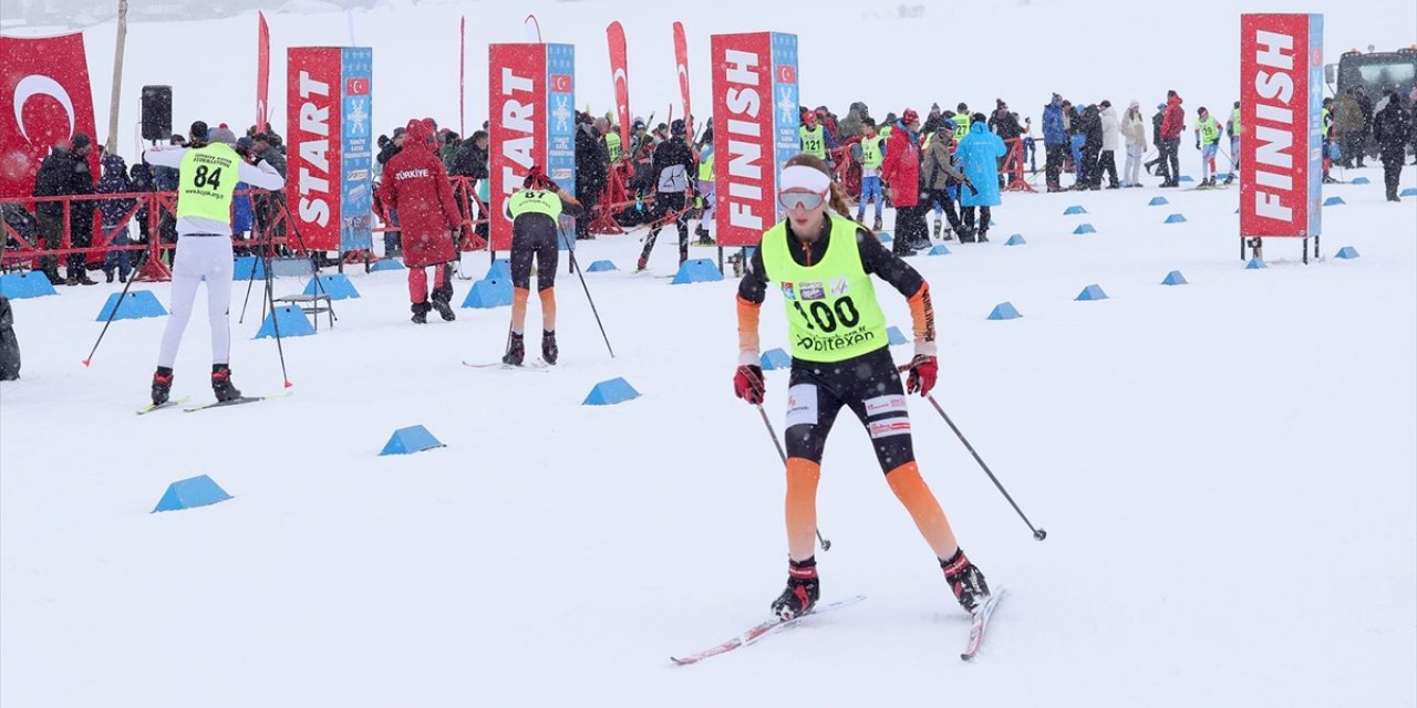 Hakkari'nin Karlı Dağları Birçok İlden Gelen Sporcularla Renklendi