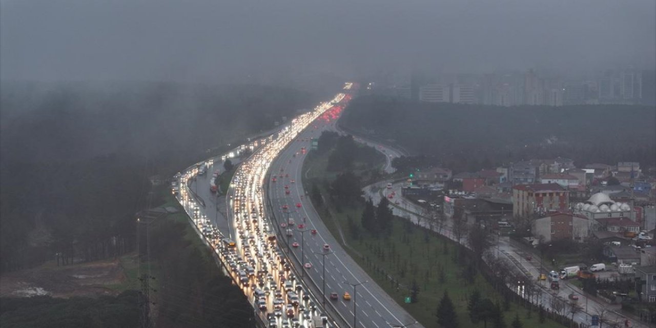 İstanbul'da Yarıyıl Tatilinin Ardından İlk İş Gününde Trafik Yoğunluğu