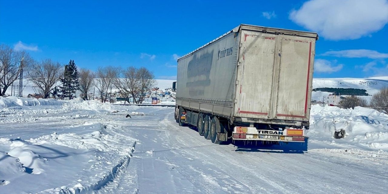 Ardahan'da Türkgözü-Posof-Damal Kara Yolu Tırlara Kapatıldı