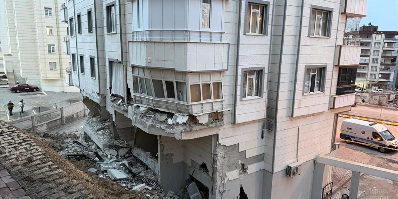 Şanlıurfa'da İstinat Duvarı Yıkılan Binanın Yanındaki Apartman da Boşaltıldı