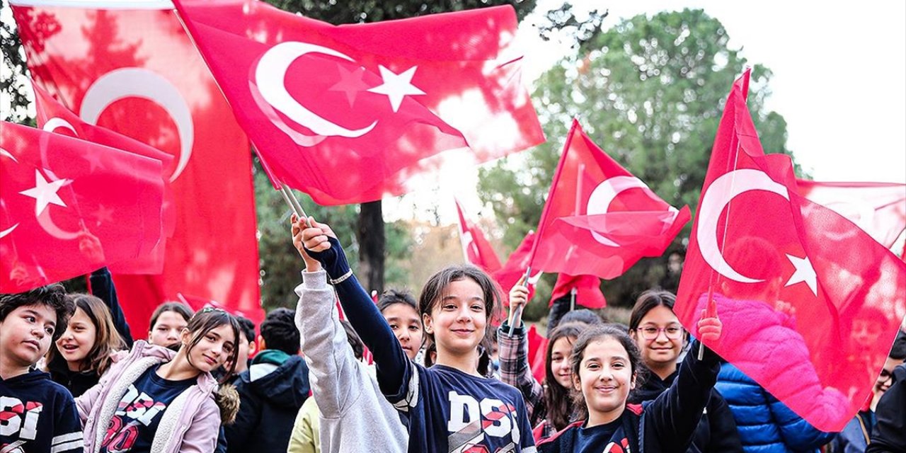 Okullarda Yarıyıl Tatilinin Ardından "Bayrak Sevgisi" Temasıyla İlk Ders Zili Çaldı