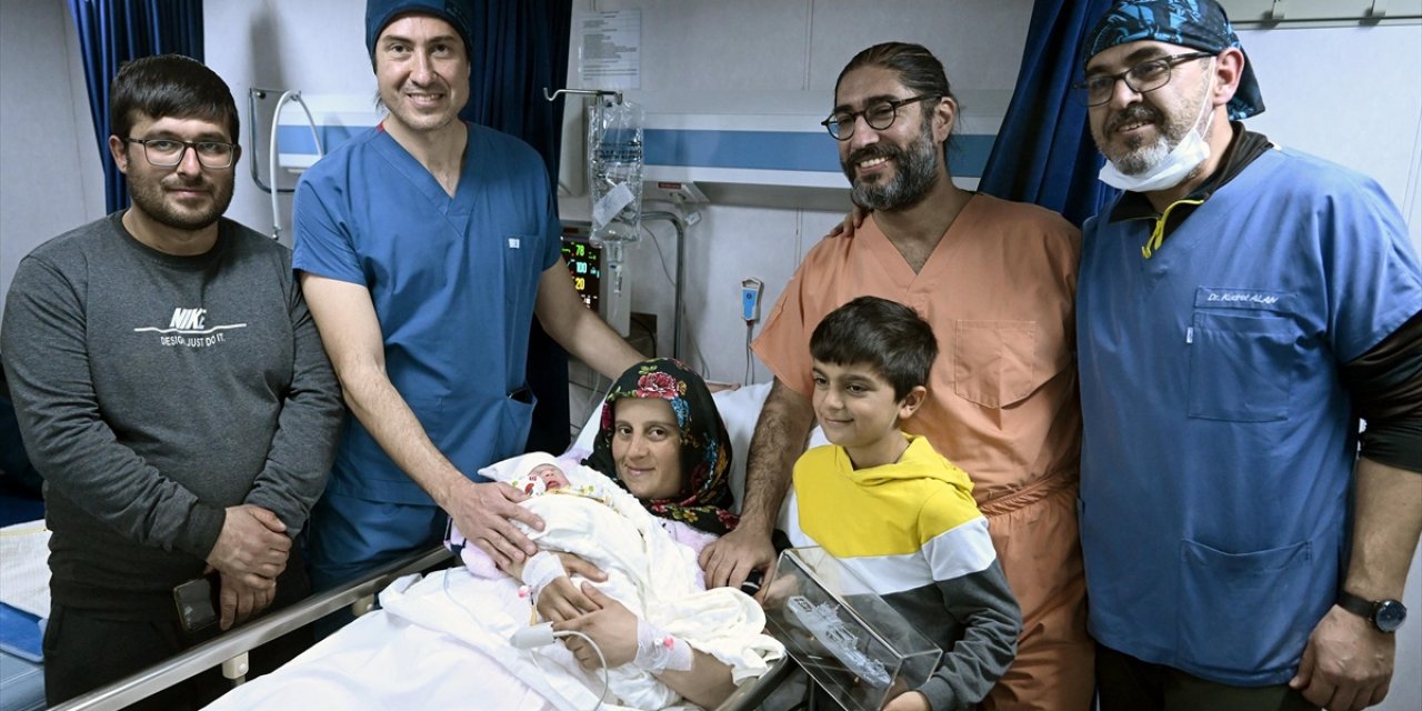 Doktorluk Yaptığı Gemide Dünyaya Gelen Bebekle İletişimini Koparmıyor