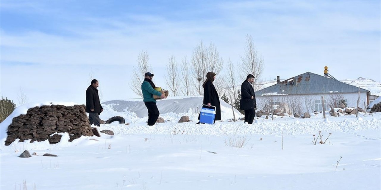 Sağlık Çalışanları, Kırsal Mahallede Yaşayanlar İçin Karlı Yollarda