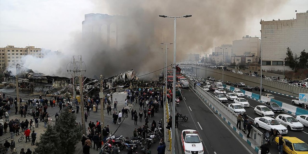 Tahran'daki Bir Çarşıda Yangın Çıktı